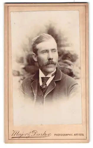 Fotografie Major & Darker, Plymouth, 152, Union St., Portrait charmanter Herr mit Schnauzbart