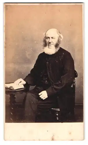 Fotografie George Hopson, Bideford, Mill St., Portrait älterer schwarz gekleideter Herr mit Backenbart