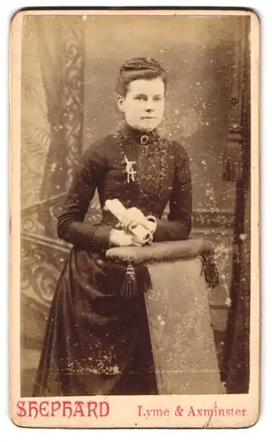 Fotografie Shephard, Lyme, Portrait junge Dame im Kleid
