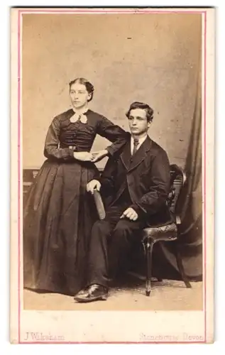 Fotografie J. Wakeham, Stonehouse /Devon, Portrait junges Paar in modischer Kleidung