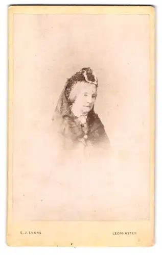Fotografie E. J. Evans, Leominster, Portrait ältere Dame mit Haube und Kragenbrosche