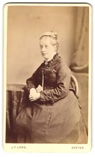 Fotografie J. F. Long, Exeter, 45, High Street, Portrait ältere Dame im Kleid mit Haube