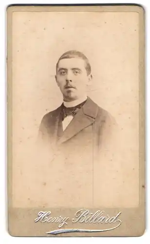 Fotografie Henry Billard, Angoulême, 7, Place du Murier, Portrait junger Herr im Anzug mit Fliege