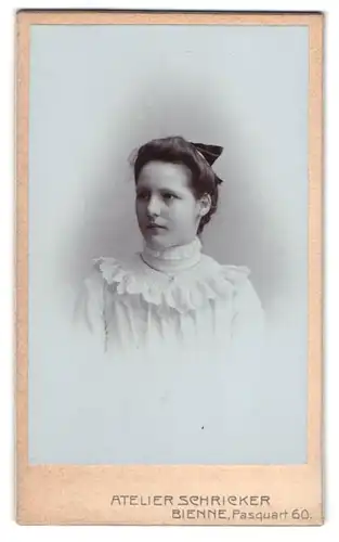 Fotografie H. Schricker, Bienne, Pasquart 60, Portrait junge Dame im weissen Kleid