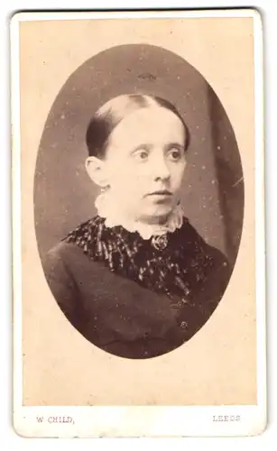 Fotografie W. Child, Leeds, 14, Wellington Street, Brustportrait junge Dame mit Kragenbrosche