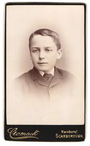 Fotografie Cromack, Scarborough, Newborough, Portrait junger Mann in modischer Kleidung