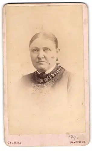 Fotografie G. & J. Hall, Wakefield, 26, Westgate, Portrait beleibte Dame mit Kragenbrosche und Halskette