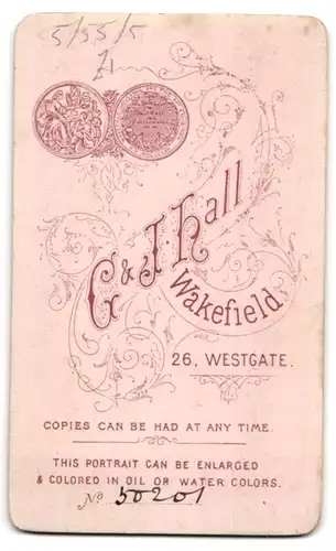 Fotografie G. & J. Hall, Wakefield, 26, Westgate, Portrait beleibte Dame mit Kragenbrosche und Halskette