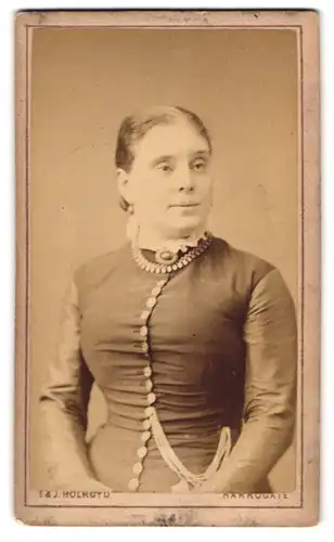 Fotografie T. & J. Holroyd, Harrogate, Portrait bürgerliche Dame mit Kragenbrosche und Halskette