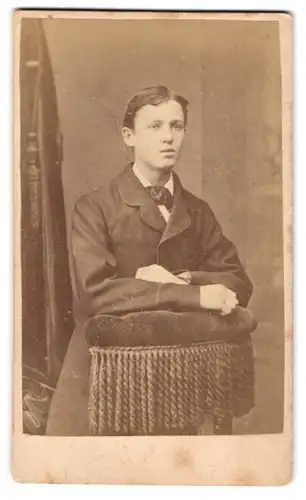 Fotografie J. S. Tulley & Co., Sheffield, 24-30, Division Street, Portrait junger Herr im Mantel mit Fliege