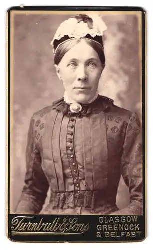 Fotografie Turnbull & Sons, Glasgow, Portrait ältere Dame mit Haube und Kragenbrosche