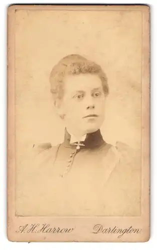 Fotografie A. H. Harrow, Darlington, Portrait junge Dame mit Kragenbrosche