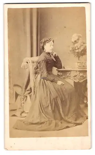Fotografie W. Runicles & Son, Windsor, 7, High St., Portrait junge Dame im eleganten Kleid