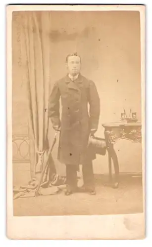Fotografie W. Runicles, Windsor, 7, High St., Portrait junger Herr im Mantel mit Zylinderhut