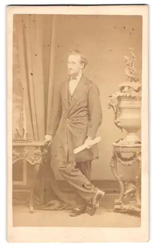 Fotografie W. Runicles, Windsor, 7, High St., Portrait modisch gekleideter Herr mit Bart