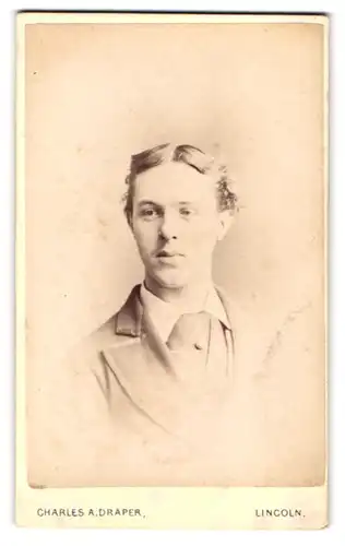 Fotografie Charles A. Draper, Lincoln, 283, High Street, Portrait junger Herr im Anzug mit Krawatte