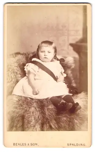 Fotografie Beales & Son, Spalding, New Road, Portrait kleines Mädchen im weissen Kleid