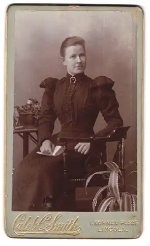 Fotografie Caleb C. Smith, Lincoln, Norman Place, Portrait junge Dame im Kleid mit Büchlein