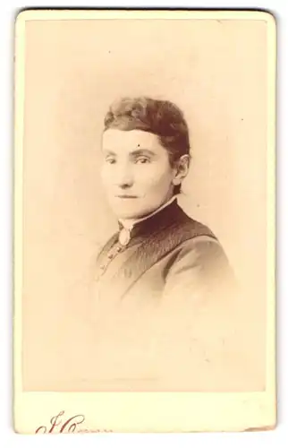 Fotografie J. Owen, Salisbury, 29, Catherine Steet, Portrait bürgerliche Dame mit Kragenbrosche
