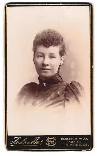 Fotografie Houlton Bros, London, Trowbridge Park St., Portrait junge Dame im Kleid