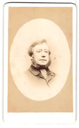 Fotografie J. K. Alderslade, Newport /Isle of Wight, Brustportrait charmanter Herr mit Backenbart