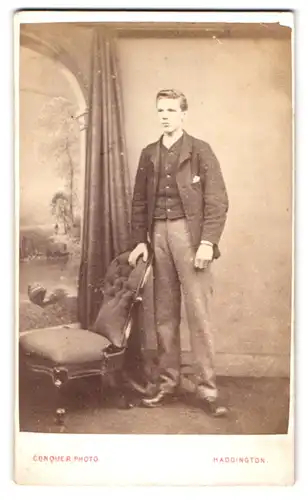 Fotografie R. Conquer, Haddington, Hardgate Street, Portrait junger Herr in modischer Kleidung