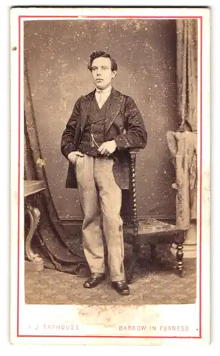 Fotografie H. J. Taphouse, Barrow in Furness, 15, Strand, Portrait junger Herr in modischer Kleidung