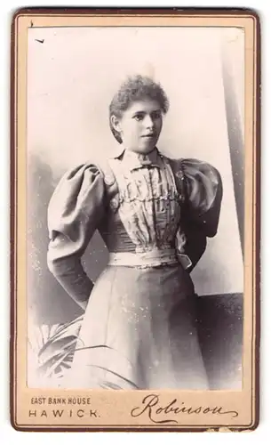 Fotografie G. A. Robinson, Hawick, Portrait junge Dame im Kleid