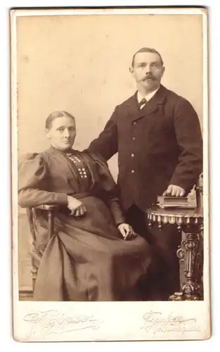 Fotografie P. Zipser, Baden, Portrait bürgerliches Paar in modischer Kleidung