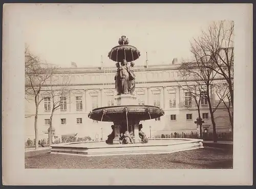 Fotografie unbekannter Fotograf, Ansicht Paris, Fontaine Louvois, Grossformat 32 x 24cm