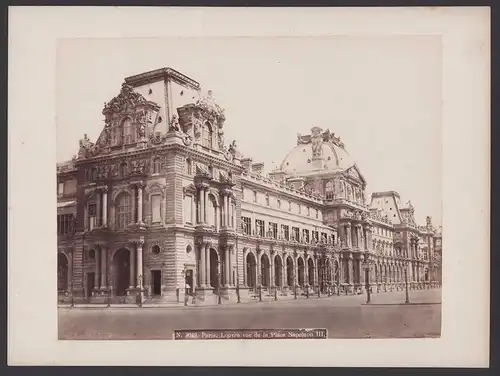 Fotografie unbekannter Fotograf, Ansicht Paris, Louvre vue de la Place Napoleon III., Grossformat 31 x 23cm