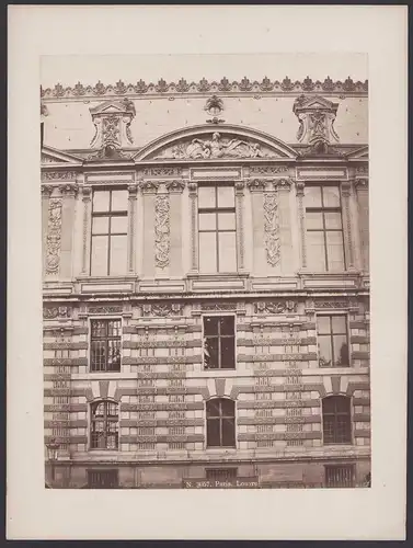 Fotografie unbekannter Fotograf, Ansicht Paris, Musee Louvre, Fassade mit Relief's, Grossformat 31 x 23cm