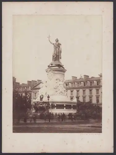 Fotografie unbekannter Fotograf, Ansicht Paris, Place de la Republique, Grossformat 32 x 23cm
