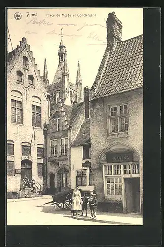 AK Ypres, Place du Musée et Conciergerle