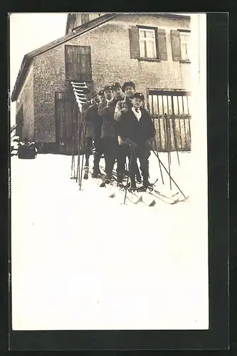 Foto-AK Junge Männern auf Skiern vor dem Haus im Winter