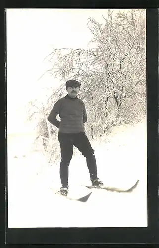 Foto-AK Mann auf Skiern im Winter