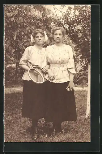 Foto-AK Zwei junge Damen mit Tennisschläger auf einer Wiese