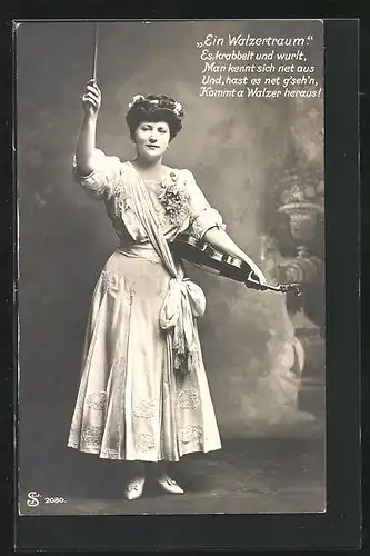 AK Operette Ein Walzertraum, Schauspielerin in Kostüm mit Instrument