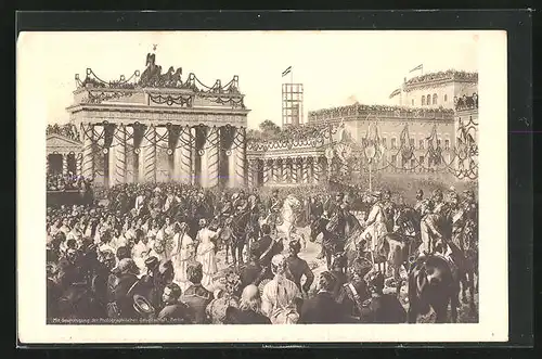 AK Berlin, Trubel am Brandenburger Tor, Einzug der Truppen