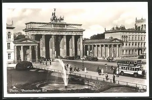 AK Berlin, Blick auf das Brandenburger Tor, Brunnen, Bus