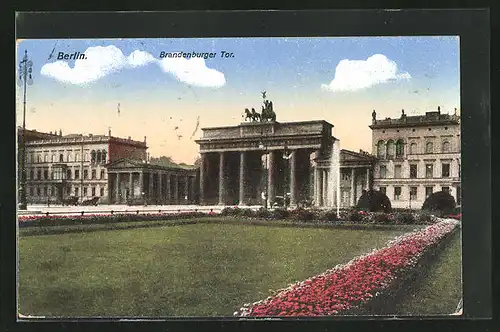 AK Berlin, Brandenburger Tor im Abendlicht mit Grünanlage