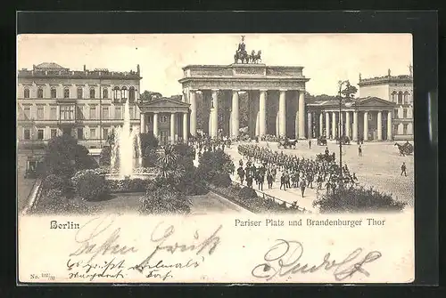 AK Berlin, Blick auf den Pariser Platz mit marschierenden Soldaten, Brandenburger Tor