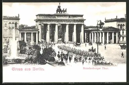 AK Berlin, Brandenburger Tor und Soldaten davor