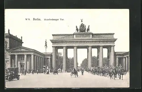 AK Berlin, Brandenburger Tor, Offiziere auf Pferden