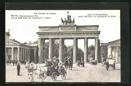 AK Berlin, Brandenburger Tor mit Offizieren in Kutsche