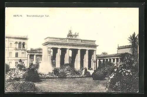 AK Berlin, Brandenburger Tor mit Grünanlage und Brunnen