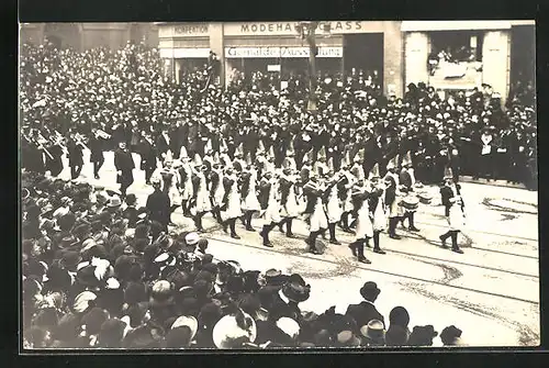 Foto-AK Hamburg, Jahrhunderfeier 1913, Festzug vor Gemälde-Ausstellung