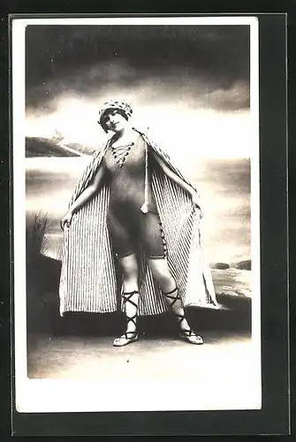 AK Frau im Badeanzug mit gestreiftem Bademantel