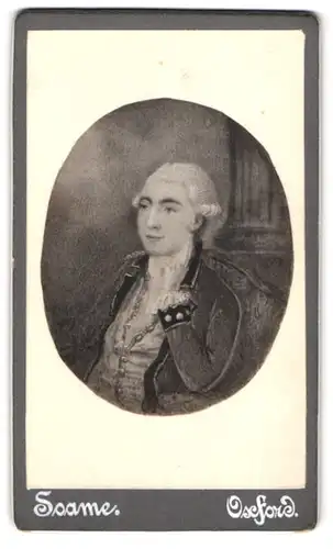 Fotografie Soame, Oxford, Portrait barock gekleideter Mann