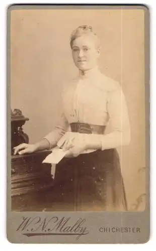 Fotografie W. N. Malby, Chichester, Portrait blonde Schönheit mit Ziergürtel an der Bluse